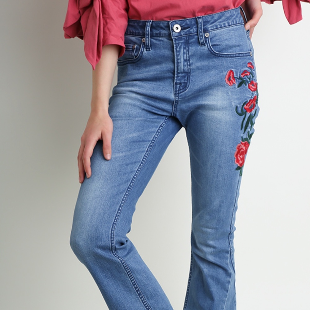 NWT Mid Rise Flare Stretch Embroidered Jeans